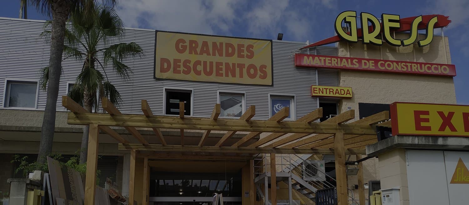 Entrada real del almacén y showroom de GRESS en Argentona
